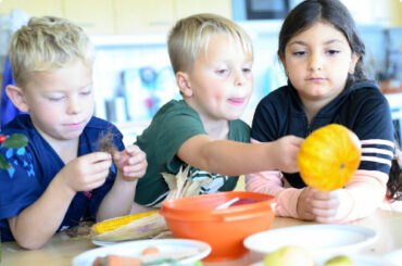 Förskolebarn lagar mat i Hedemora
