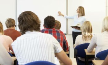 Lärare undervisar elever i klassrum