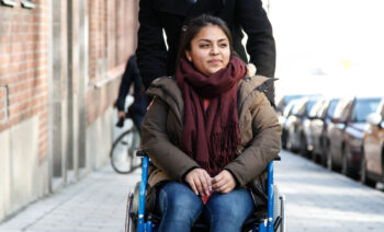 Ung kvinna med funktionsnedsättning i rullstol