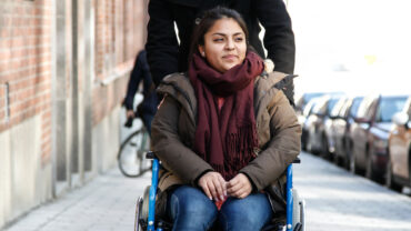 Ung kvinna med funktionsnedsättning i rullstol
