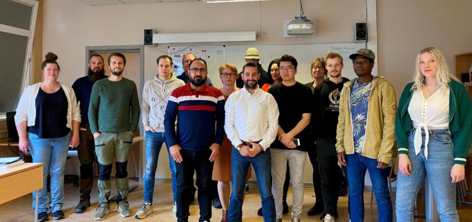 Elever och personal vid Hedemora Vuxenutbildnings elektrikerutbildning.