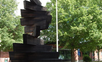 Granen, skulptur i limträ utanför kommunhuset