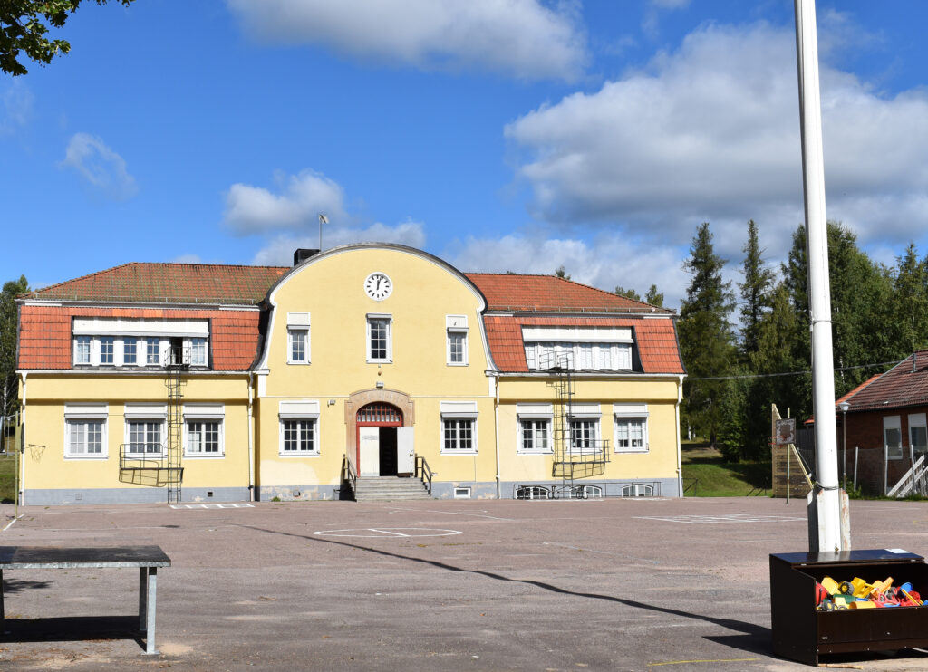 Gul äldre skolbyggnad
