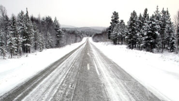 Landsväg vinter efter snöröjning