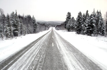 Landsväg vinter efter snöröjning