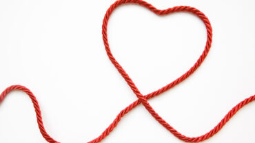 Röd tråd formar ett rött hjärta