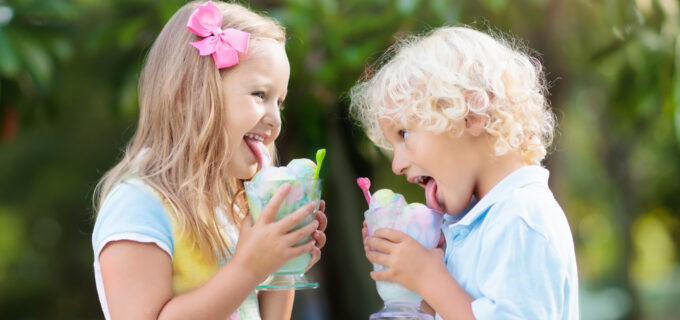 Barn äter glass ur skålar.
