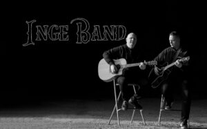 Promotionbild för bandet Inge Band. Två artister sitter på stolar och spelar gitarr.
