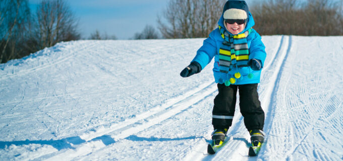 Pojke åker längdskidor.