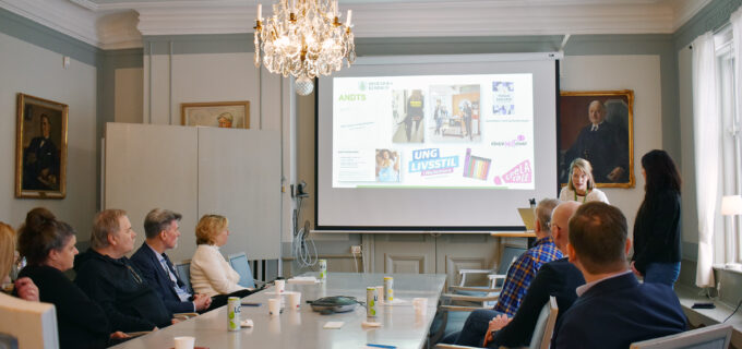 Märta Brandst och Beatice Myrzell berättar om kommunens förbeyggande arbete på landshövdingens besök i Hedemora.