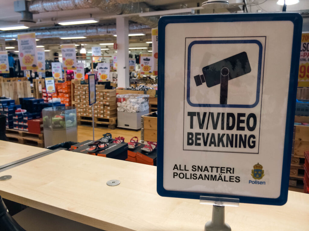 Bild på skylt som informerar om TV/videobevakning i en matbutik.