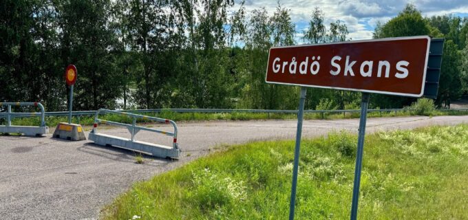 En väg avspärrad för genomfart och en skylt med texten Grådö Skans.