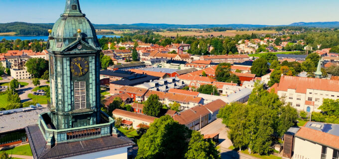 Flygvy över Hedemora centrum med kyrktornet i förgrunden.