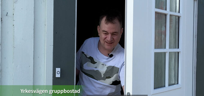 Entrén till gruppbostaden Yrkesvägen. Dörren öppnas av en person.