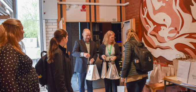 Utdelning av goodibags vid entrén.