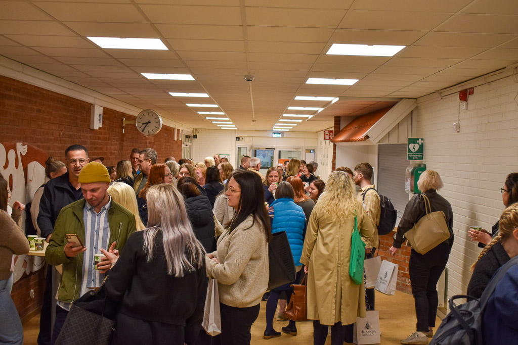 Mingel med kaffe och macka.