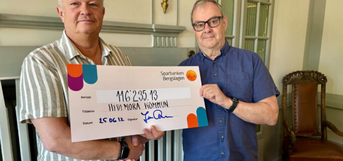 Lennart Mångs och Jan "Joppen" Olsson skakar hand.