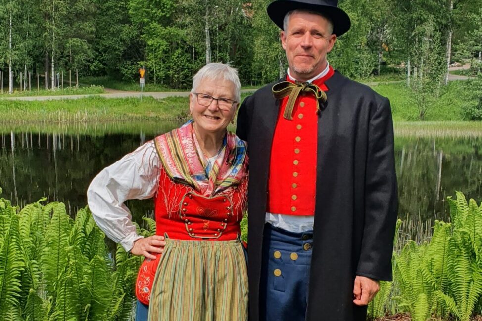 En man och en kvinna klädda i folkdräkter.