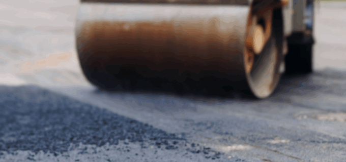 Vält som kör över nylagd asfalt.