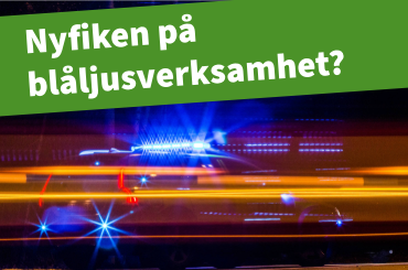 Polisbil med blåljus i mörker.