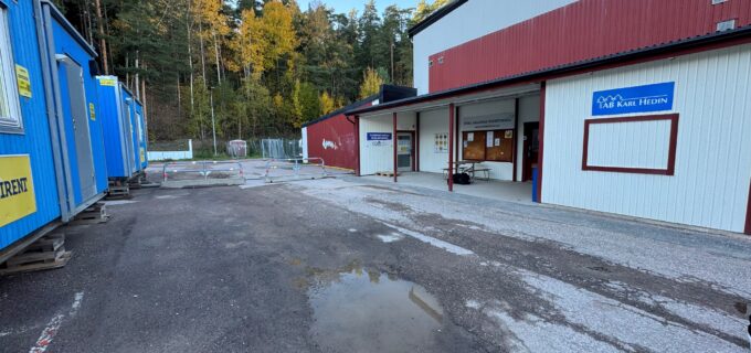 Entre till Hedemora ishall. Byggbaracker på ytan utanför.