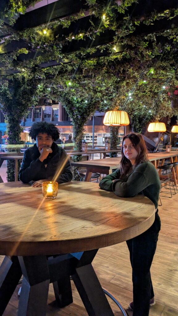 Ungdomar på konferens