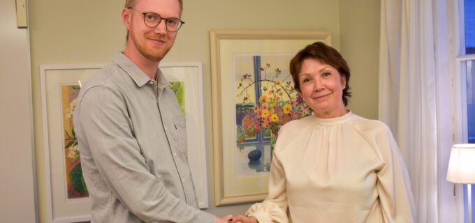 Davir Aura, kommunstyrelsens ordförande, och Anna Frisk, kommundirektör, skakar hand.