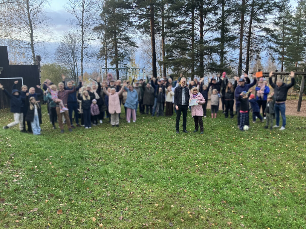 Gruppbild med deltagare och kommunalråd från en av lekplatsdialogerna.