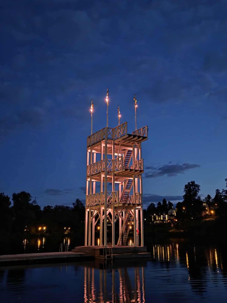 Hopptornet i Hönsan belyste med rosa belysning.