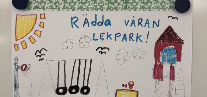 Teckning med texten Rädda vår lekplats