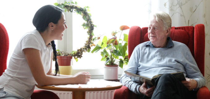 Två personer som sitter i fåtöljer och pratar.