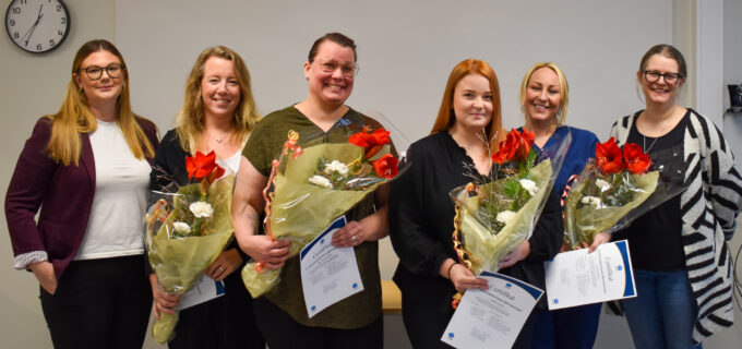 Gruppbild med kommunens fyra nyutbildade kvalitets ombud vid diplomutdelning tillsammans med deras två chefer.