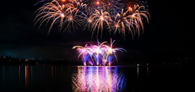 Färgrikt fyrverkeri mott natthimmel.