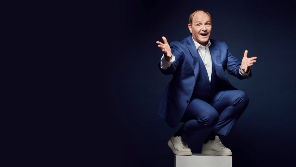 Morgan Alling i blå kostym