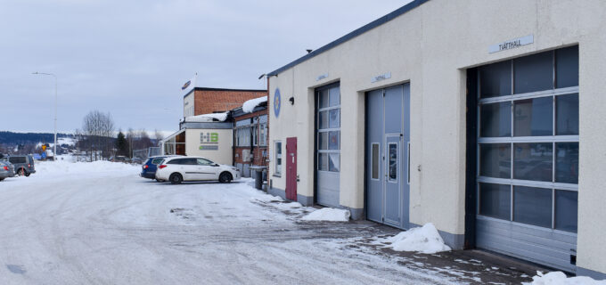 Utsidan av Hedemora bostäders fastighet på vintern.