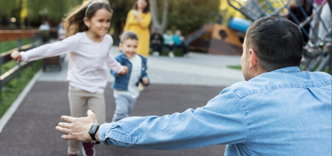 Glad pappa med barn springande mot sig. Bild www.freepic.com