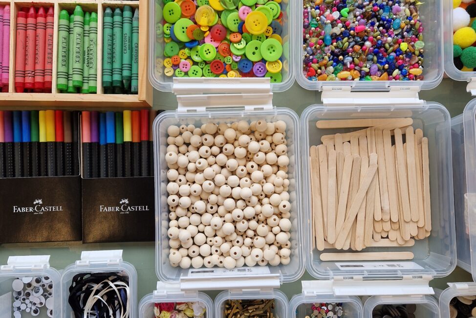 Lådor med en olika pysselgrejer, pennor och kritor.