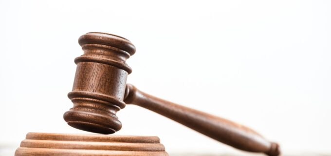 En ordförandeklubba ståendes på ett bord.