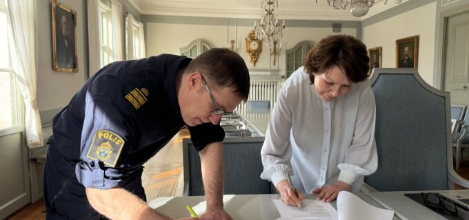 Anna Frisk, kommundirektör och Magnus Sjödén, Bitr. lokalpolisområdeschef skriver under överenskommelse.