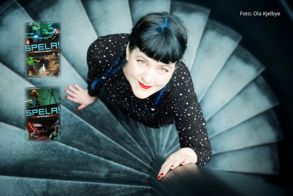 Flicka i svarta kläder står i en trappa, till vänster två bokomslag