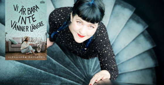 Flicka i svarta kläder står i en trappa, till vänster ett bokomslag