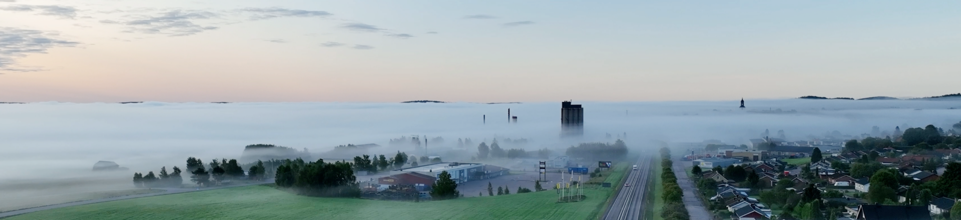 Drönarbild över rv 70 söderut sett från Tvikstarondellen.