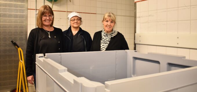 Nötvattentank med personal från kostenheten bakom tanken