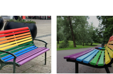 Regnbågsfärgade parkbänkar