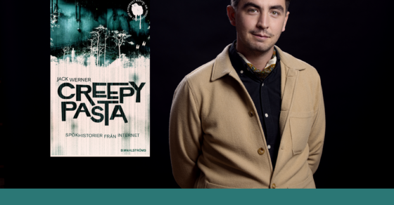 En man i med armarna bakom ryggen, mot en svart bakgrund. Till vänster i bild ett bokomslag.