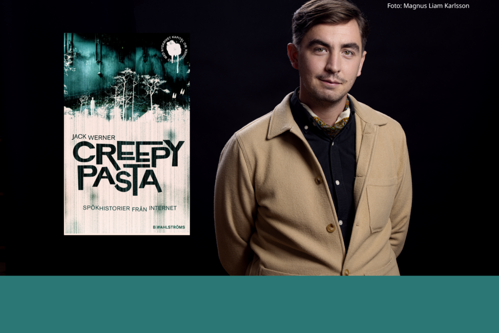 En man i med armarna bakom ryggen, mot en svart bakgrund. Till vänster i bild ett bokomslag.