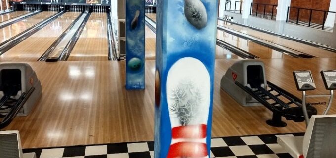 Bowlingbanor och en pelare med en målad bowling kägla på.