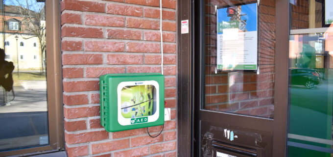 Hjäretstartare monterad på en tegelvägg.