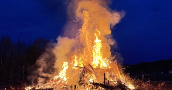 Valborgseld med flammande lågor.