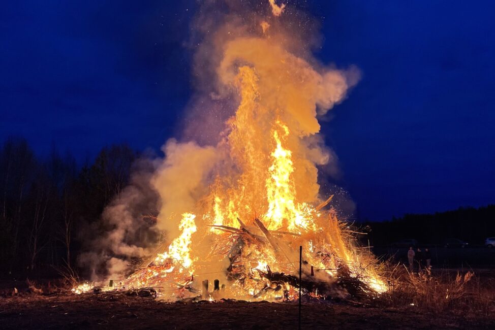 Valborgseld med flammande lågor.